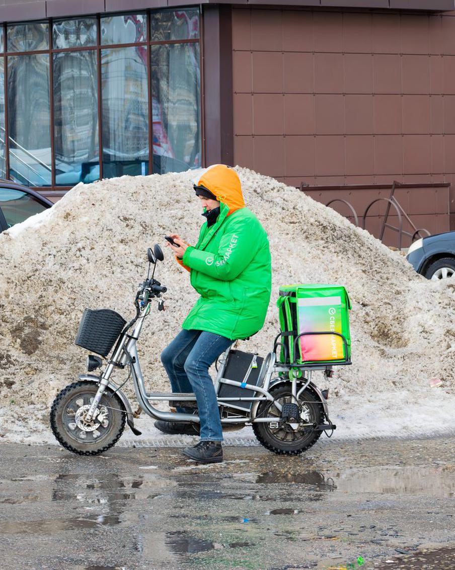 ГАИ начала изымать электровелосипеды московских курьеров