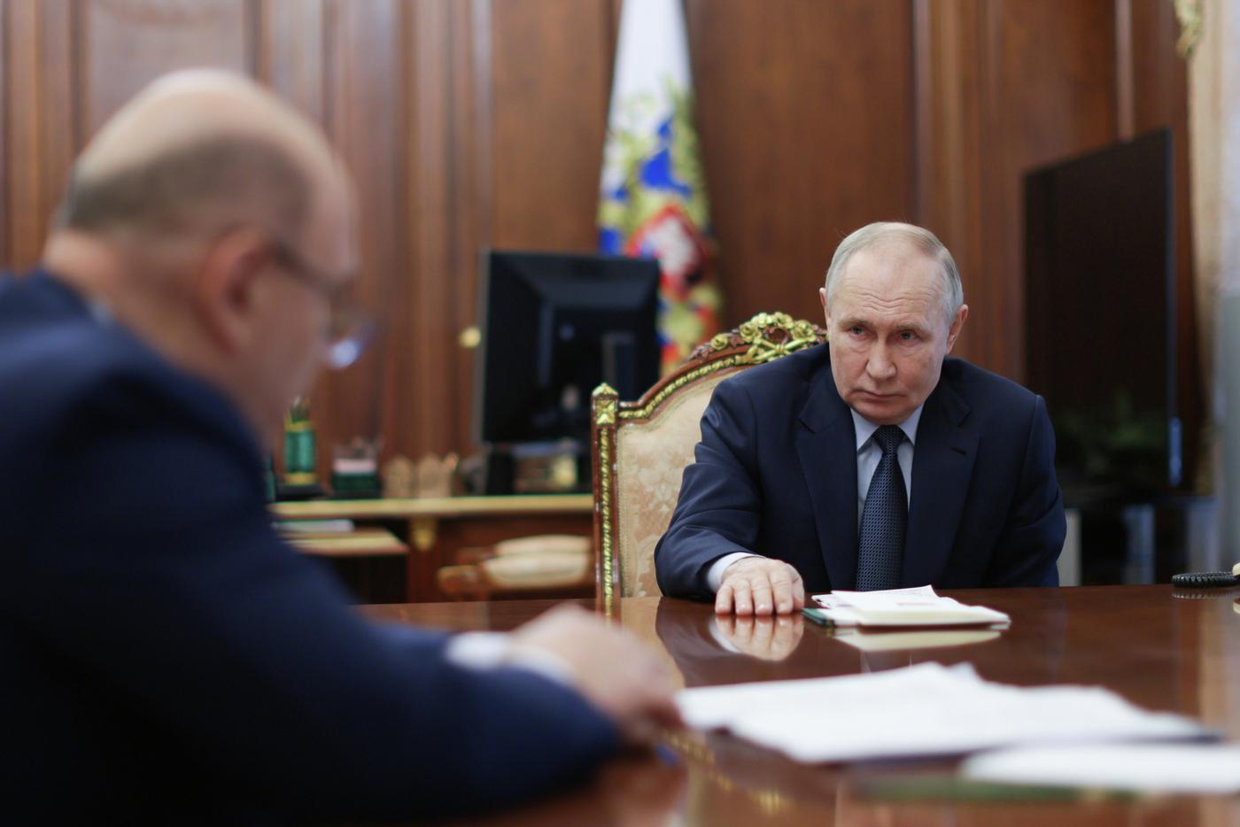 Путин поручил заблокировать преступные звонки из недружественных стран