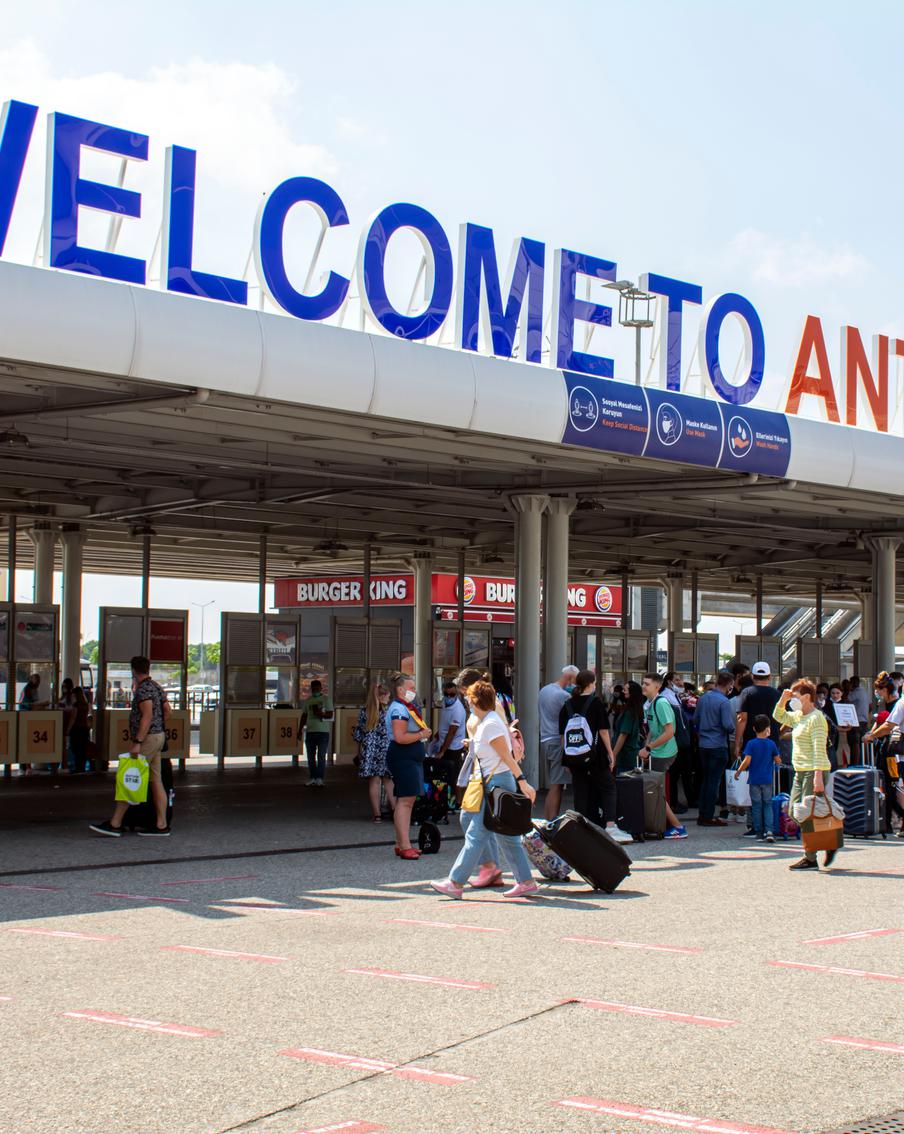 Брошенную матерью в аэропорту Антальи новорождённую девочку вернут в Россию