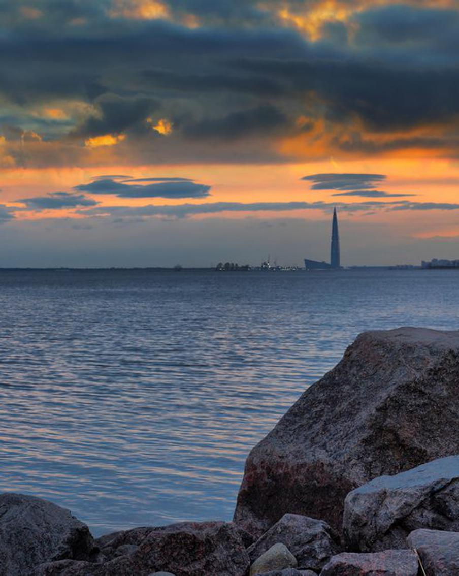 Российское судно ведёт неназванные работы на территории Финского залива под надзором береговой охраны