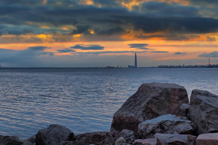 Российское судно ведёт неназванные работы на территории Финского залива под надзором береговой охраны