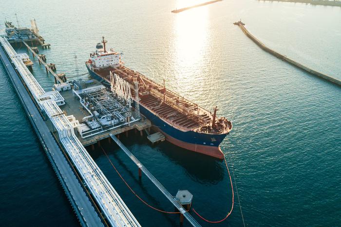 В Ленинградской области тонет танкер со 130 тысячами тонн мазута на борту