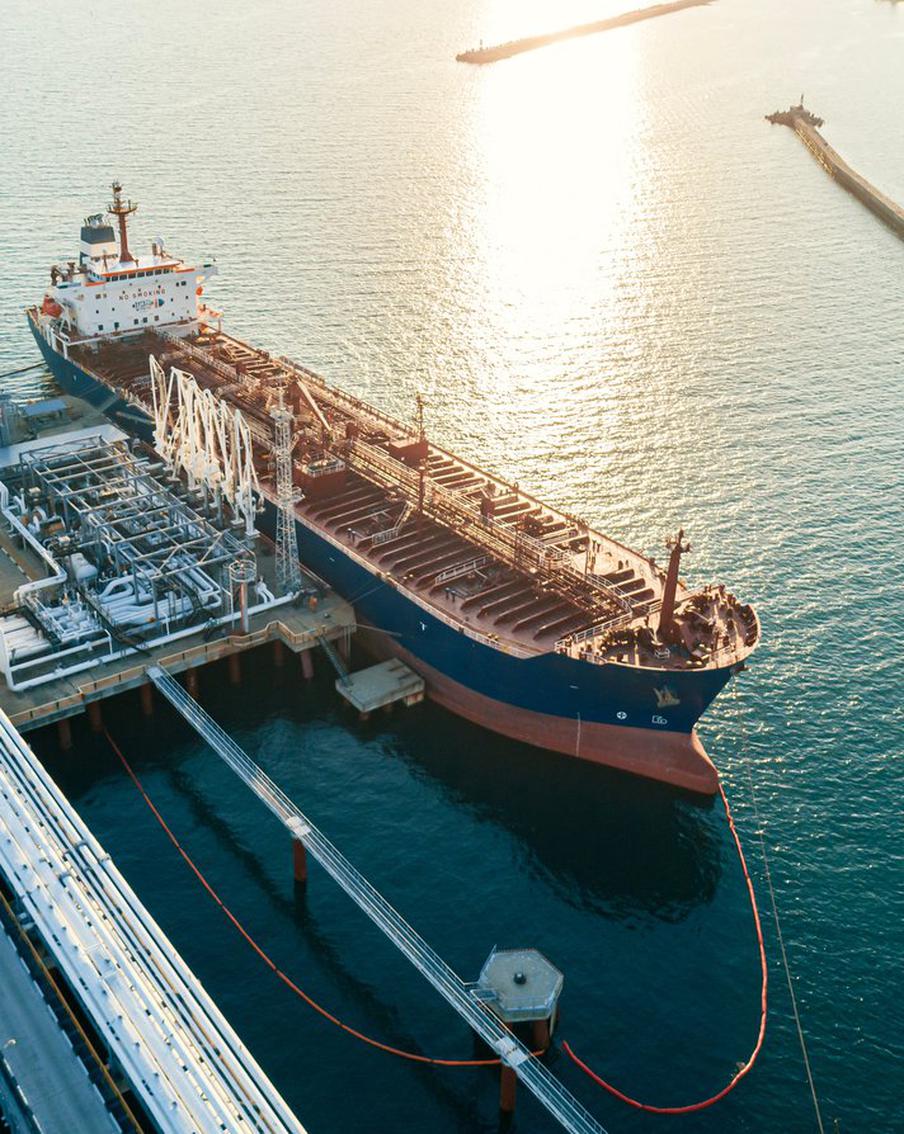 В Ленинградской области тонет танкер со 130 тысячами тонн мазута на борту