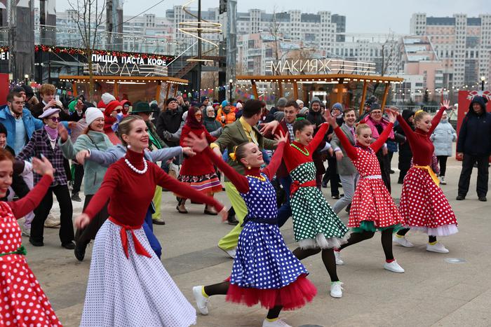 Буги-вуги, рок-н-ролл и твист захватили москвичей: как прошёл фестиваль стиляг на "Ходынке"