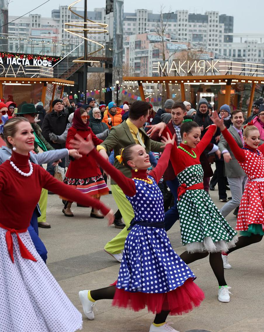 Буги-вуги, рок-н-ролл и твист захватили москвичей: как прошёл фестиваль стиляг на "Ходынке"