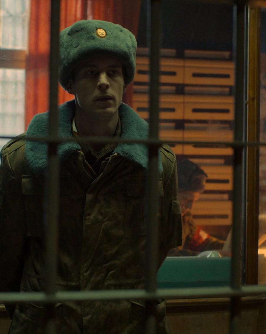 Иван Янковский устраивает аукцион из человеческих жизней в сериале "Аутсорс"