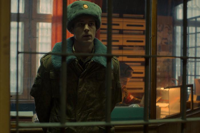 Иван Янковский устраивает аукцион из человеческих жизней в сериале "Аутсорс"