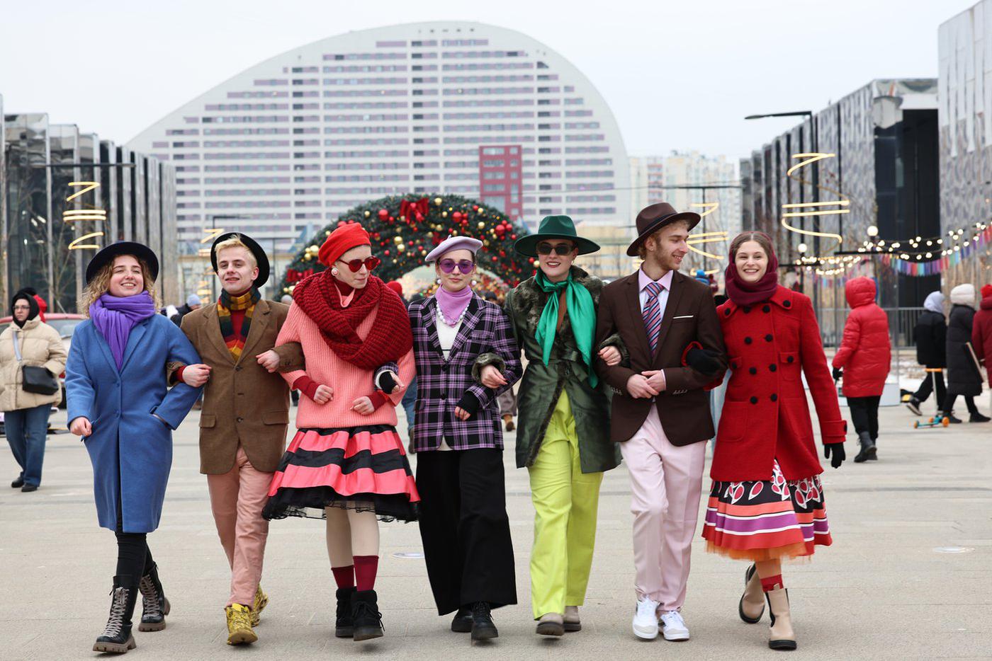 В юбках и тонких брюках стилягам, по-видимому, не холодно – греет энергия музыки и танцев!