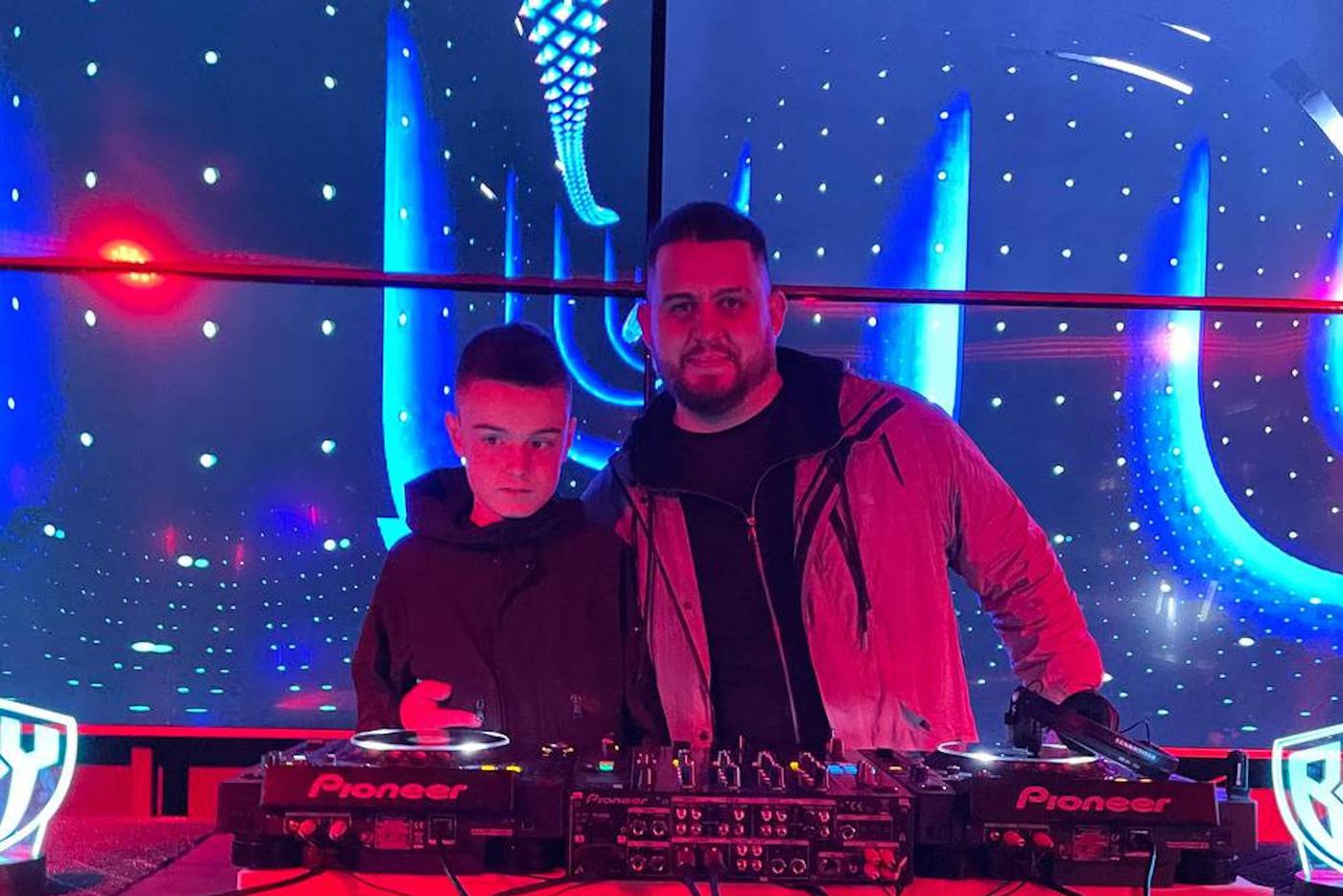 Его заметили Михаил Галустян, DJ Грув и Bahh Tee: слепой DJ Abobus выступает в клубах и ведёт соцсети