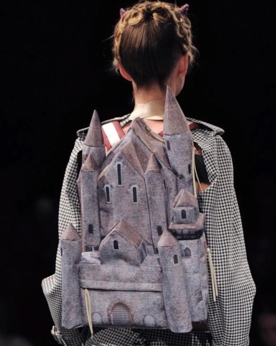 Самолёт, голубь и голова с ящиками: самые необычные дизайнерские сумки