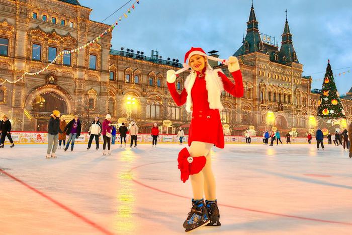 Они сделали фото и под ёлкой, и у самовара, и даже на катке