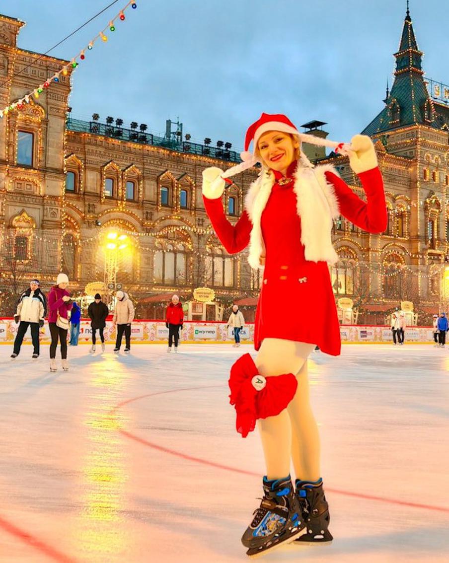 Они сделали фото и под ёлкой, и у самовара, и даже на катке