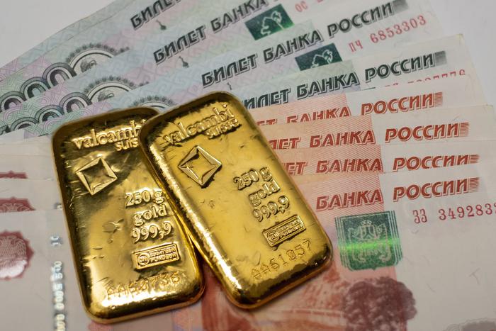 Запасы золота в российских банках упали вдвое