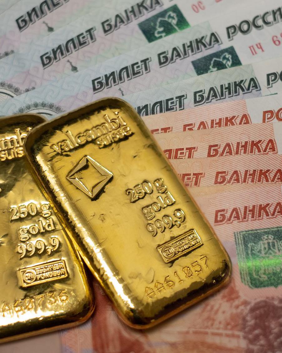 Запасы золота в российских банках упали вдвое