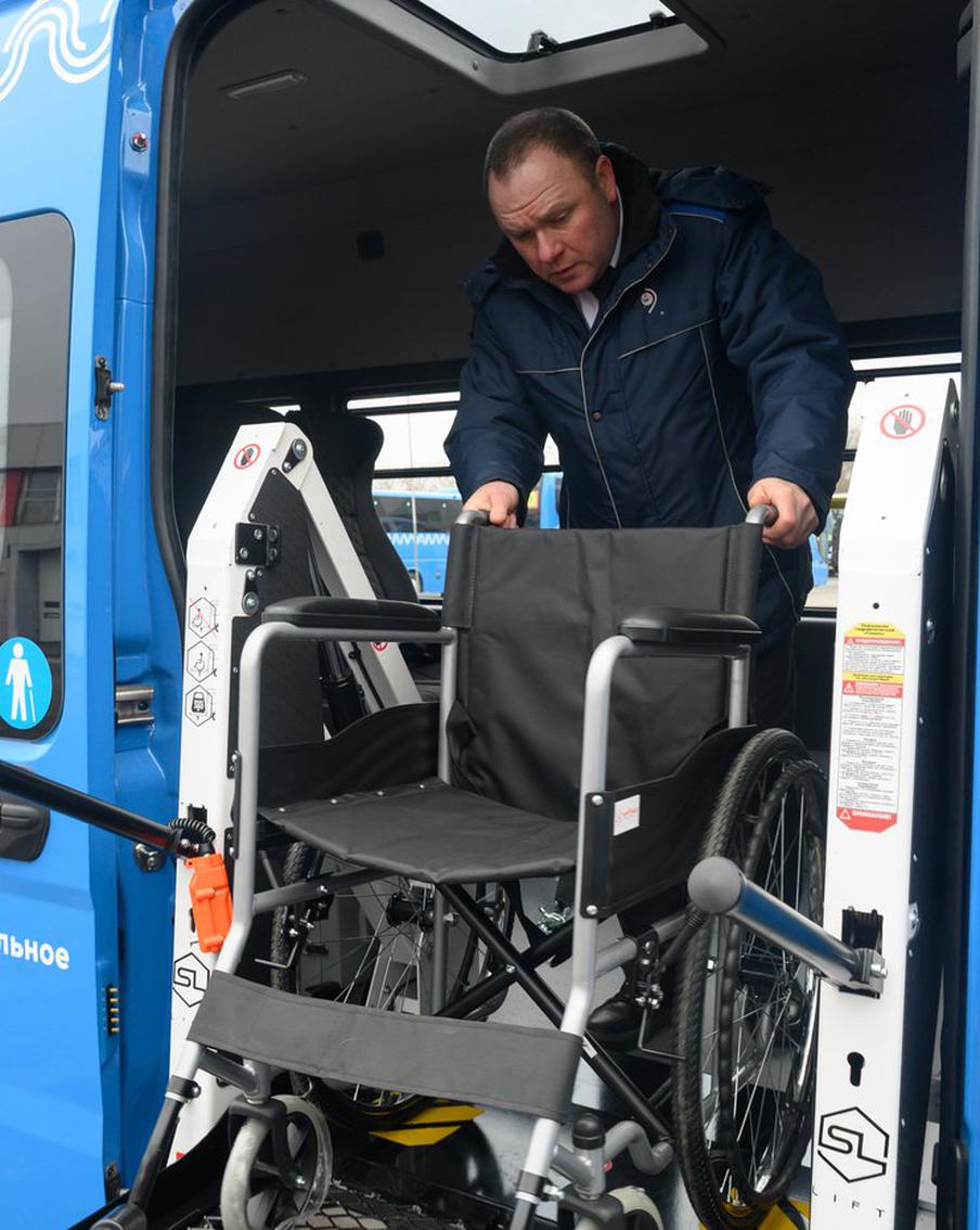 Почти 2,5 млн пассажиров перевезла служба "Социальное такси" за 8 лет