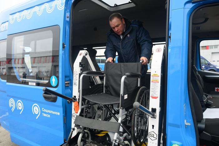 Почти 2,5 млн пассажиров перевезла служба "Социальное такси" за 8 лет