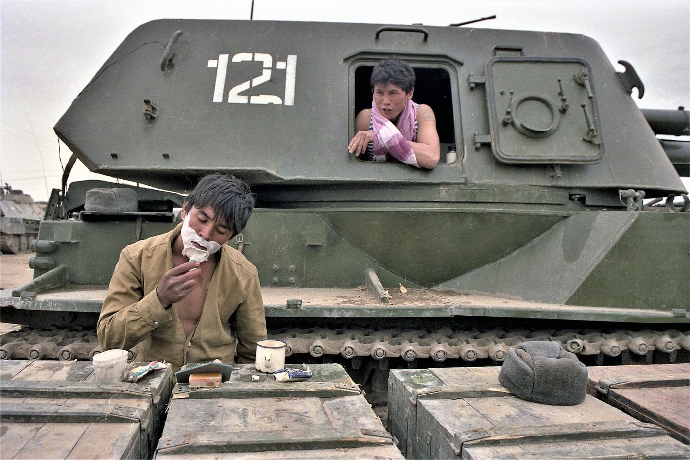 В перерывах между боями. В минуты затишья у советских солдат были самые простые желания – привести себя в порядок, постирать и успеть написать письмо домой. Успевали всё!