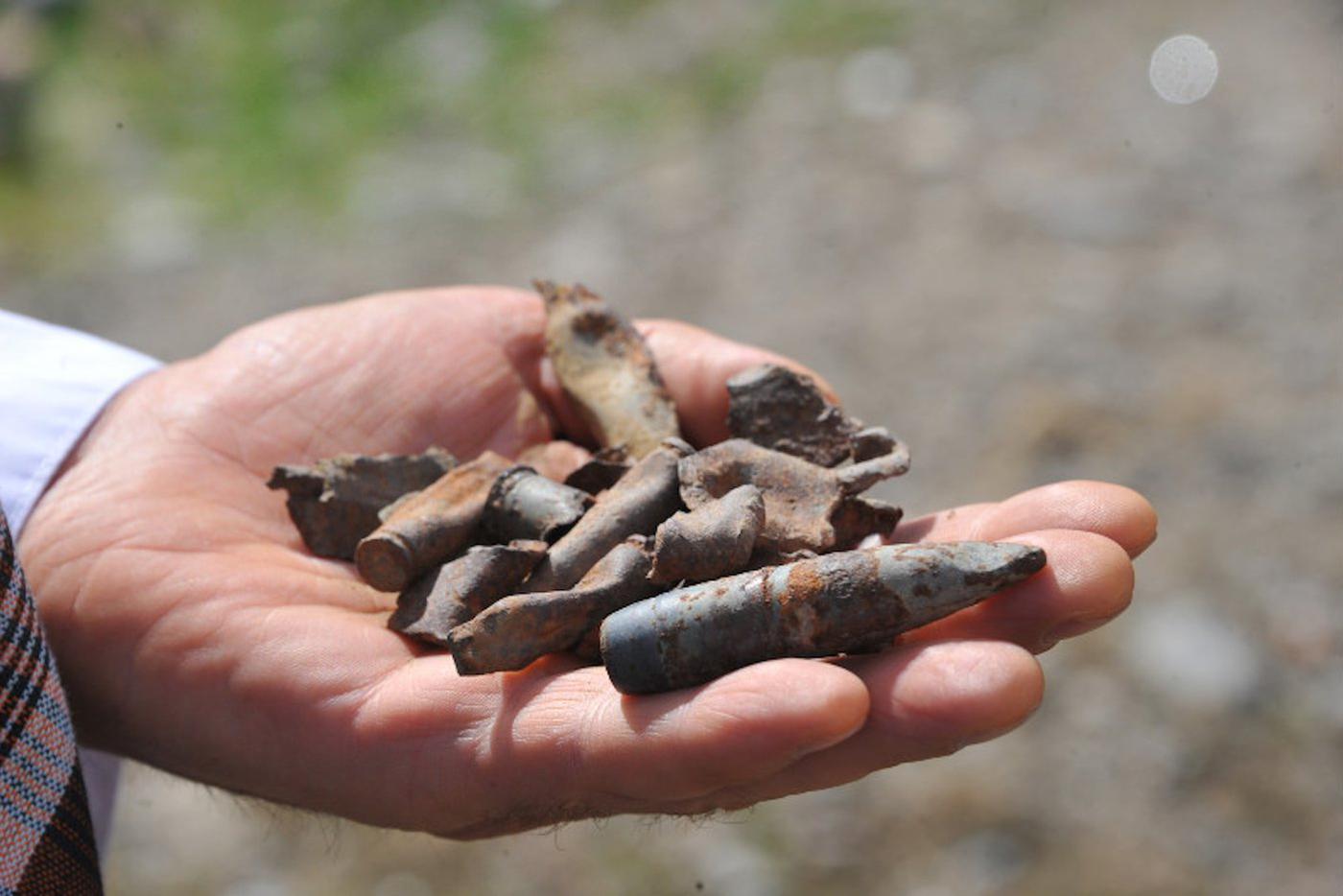 Эхо войны. За долгие девять с половиной лет, пока шли боевые действия, успели проржаветь гильзы, оставшиеся с начала войны...