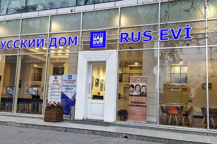 В Баку со здания Русского дома начали демонтировать надписи