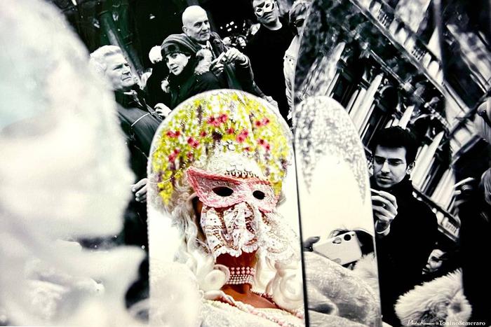 Итальянский и турецкий фотографы поделились с Москвой Венецианским карнавалом