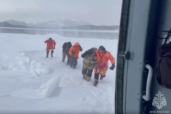 Спасатели эвакуируют 300 рыбаков с дрейфующей льдины на юге Сахалина