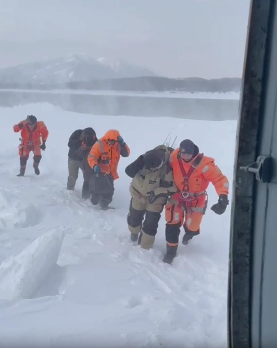 Спасатели эвакуируют 300 рыбаков с дрейфующей льдины на юге Сахалина