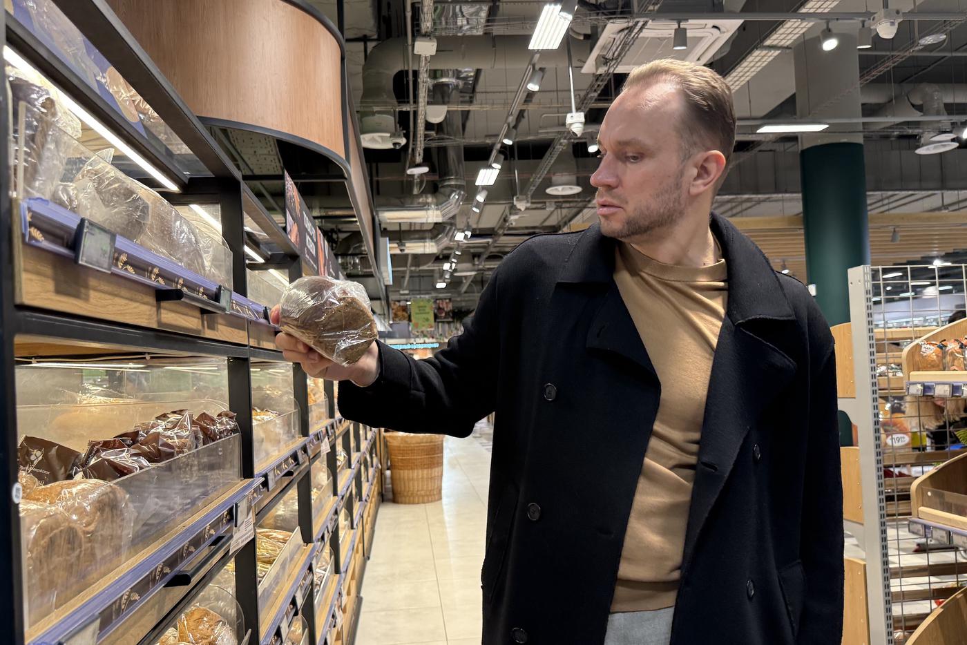 Максим из небогатой семьи, поэтому цену деньгам знает и не считает зазорным разбираться в ценах на продукты.