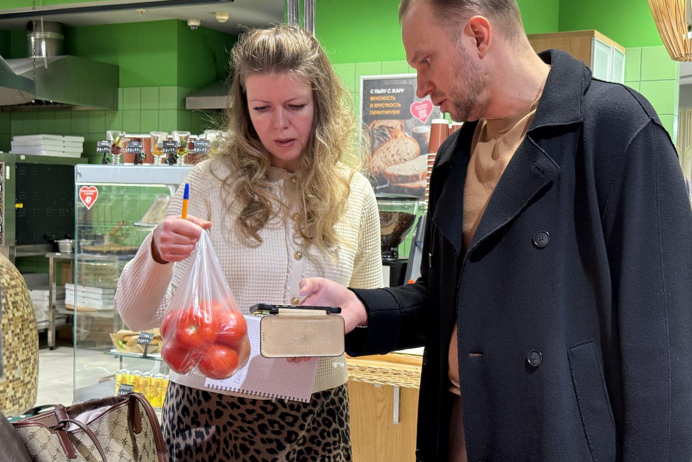 Наш репортёр гордилась, что может себе позволить не экономить на продуктах. Максим ей доказал, что это стратегия бедняка. Только на овощах мы сэкономили больше 500 рублей