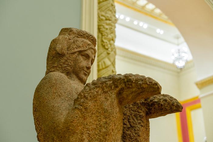 Трудовые рекорды Мамлакат Наханговой увековечили в граните