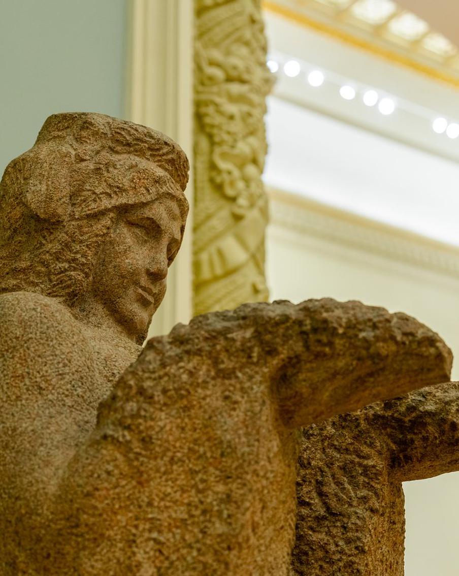 Трудовые рекорды Мамлакат Наханговой увековечили в граните