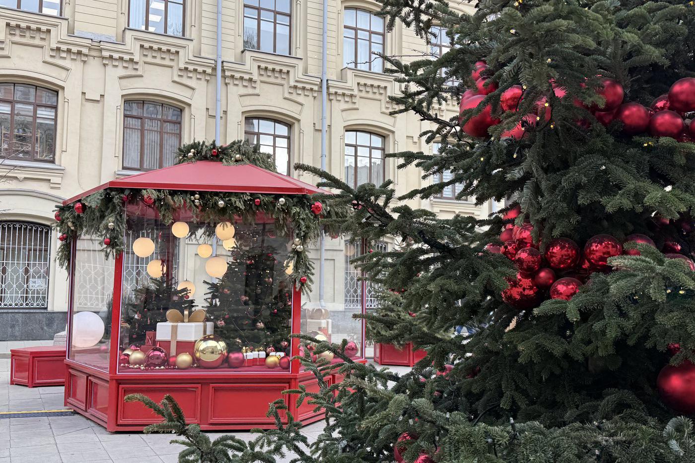 Красивую фотосессию можно сделать в центре Москвы среди рождественских экспрессов