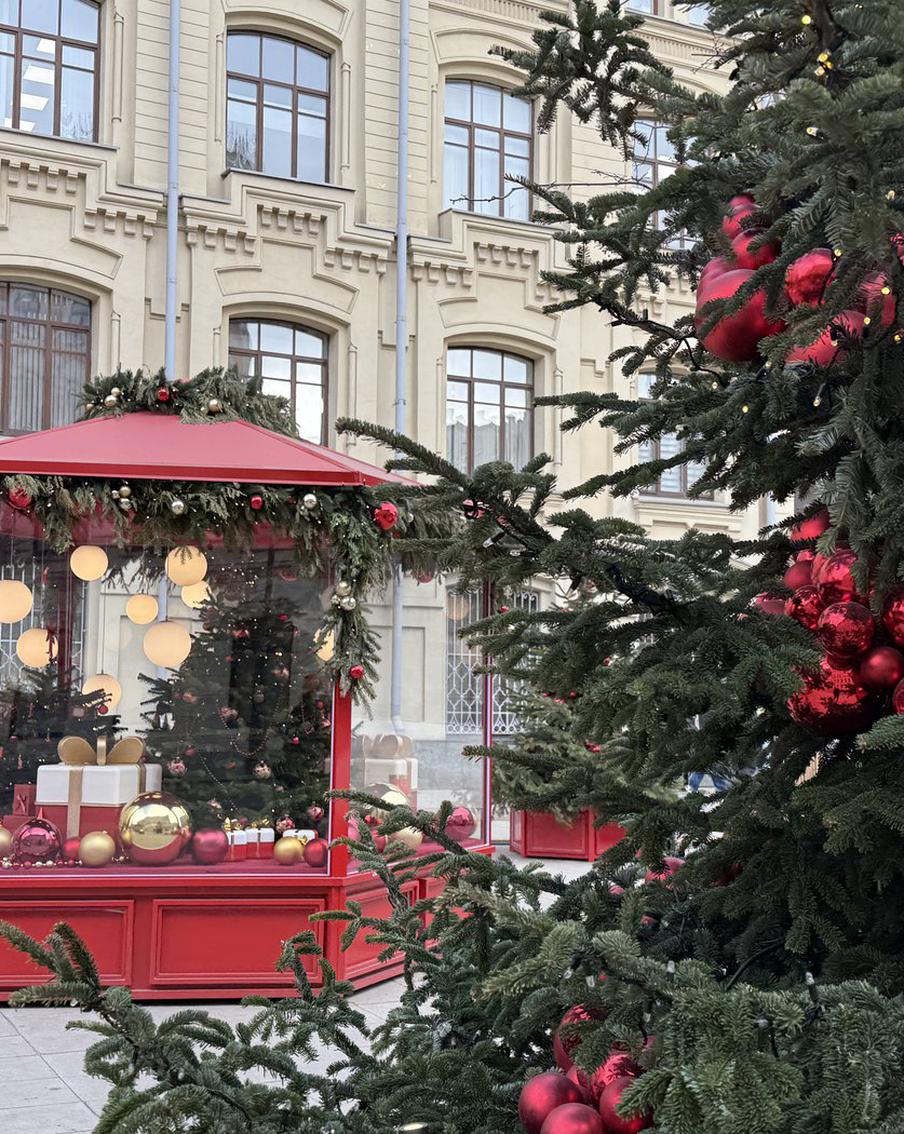 Гуляем среди елей, снеговиков и гирлянд: где в Москве насладиться атмосферой последнего зимнего месяца