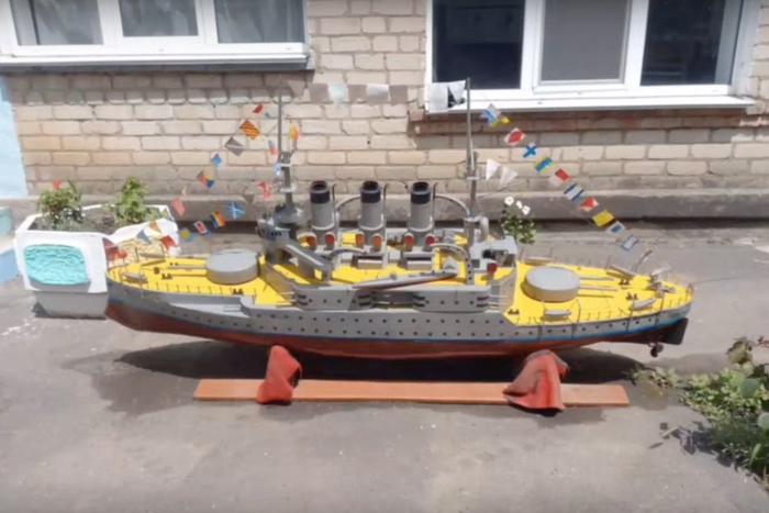 Маленький островок спокойствия: в Запорожье пенсионер ведёт кружки для детей, несмотря на обстрелы