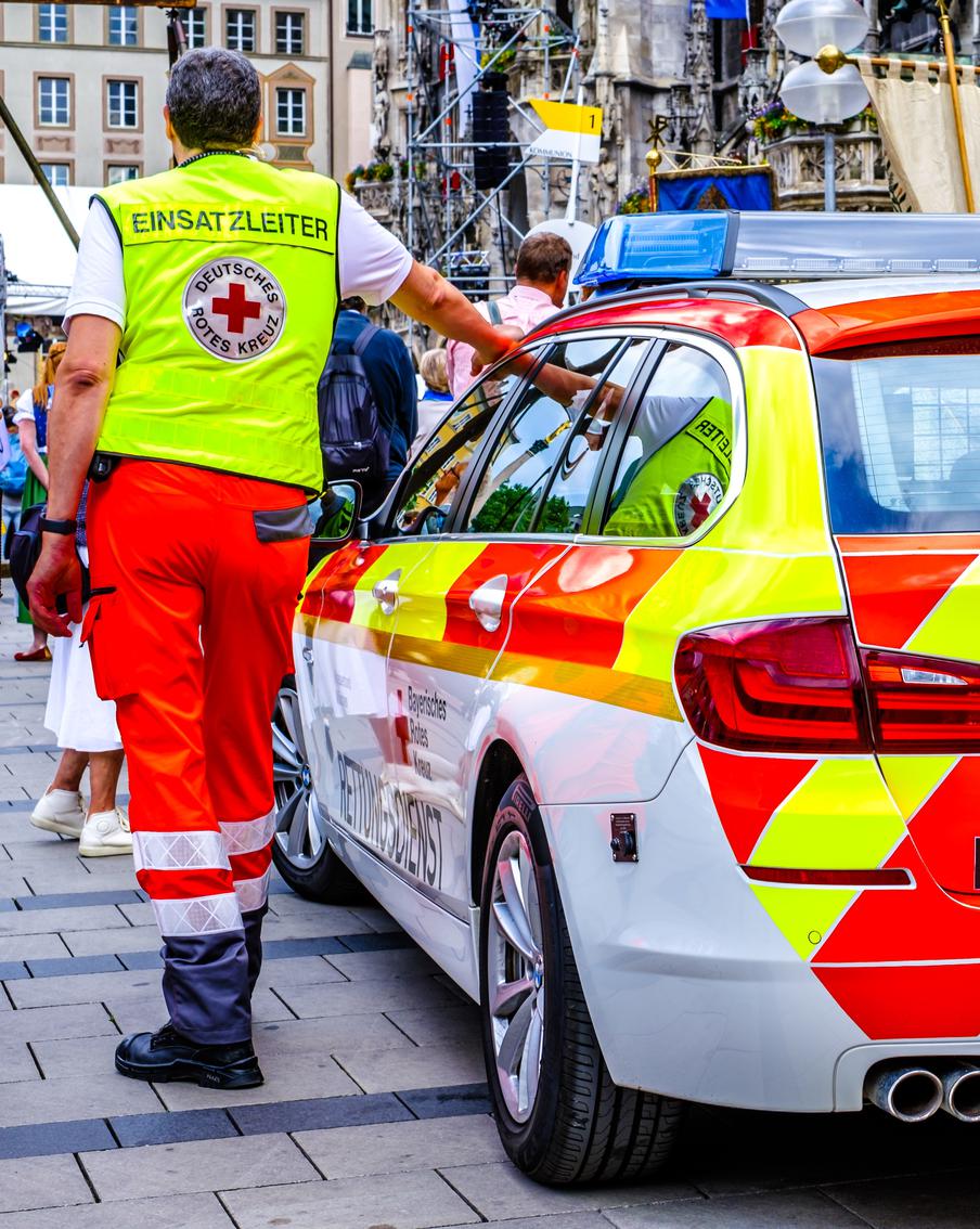 Инцидент в Мюнхене: автомобиль въехал в толпу протестующих
