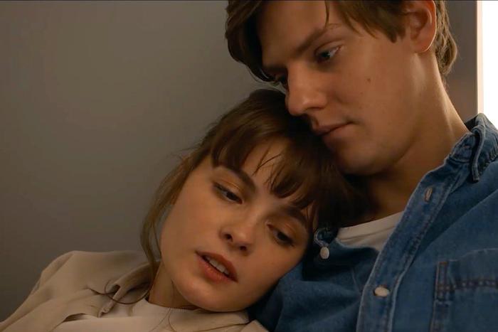 Возможна ли симпатия в крайне стеснённых условиях, или как застрять в лифте "По любви"