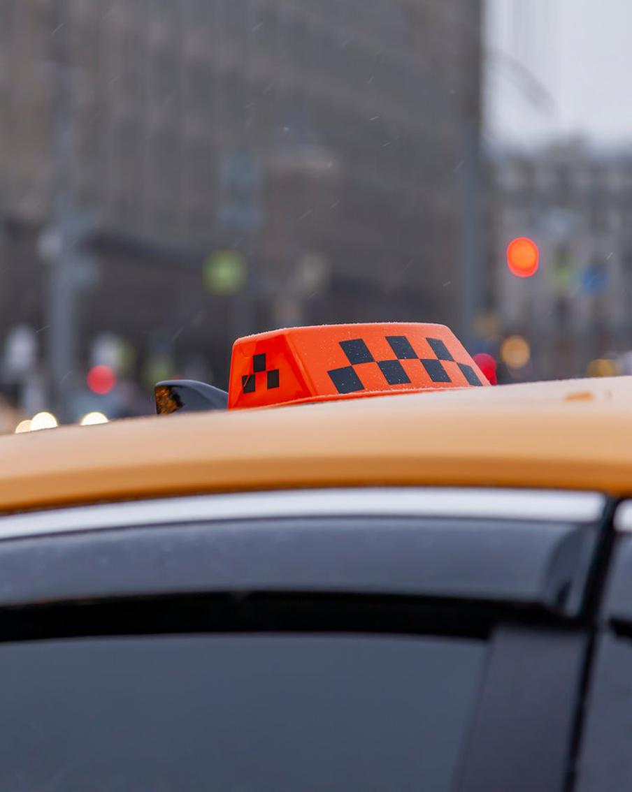 Эксперты назвали средний доход российских таксистов за месяц