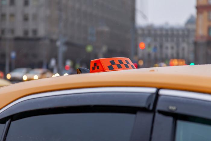 Эксперты назвали средний доход российских таксистов за месяц