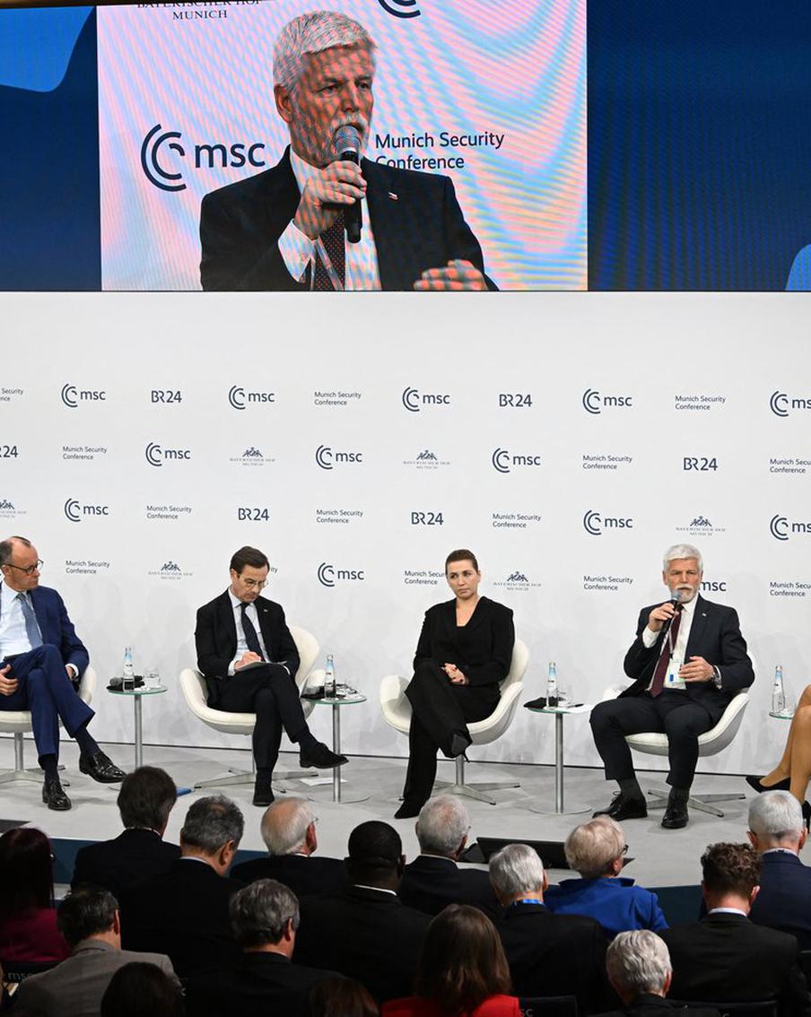 Президент Чехии призвал к "плану Маршалла" для Украины