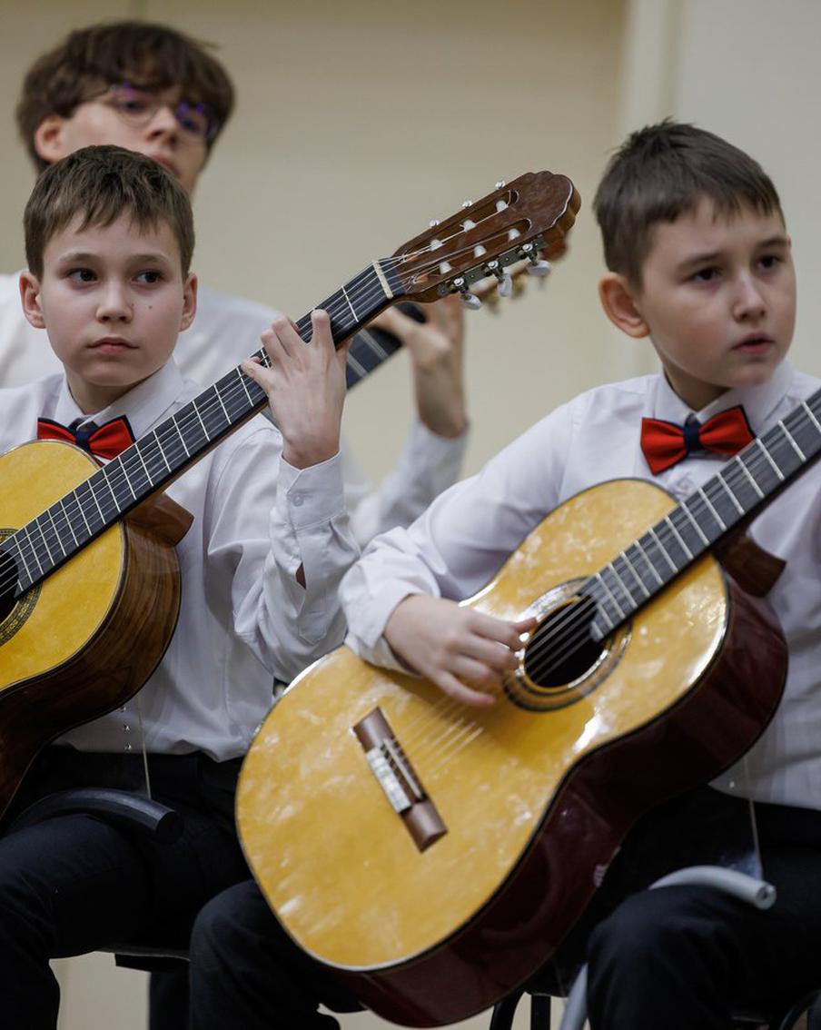 Ксилофон, гитара, фортепиано и саксофон: на чём учатся играть воспитанники детских школ искусств Москвы