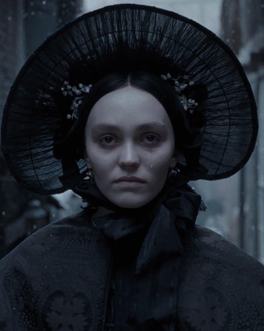 Лили-Роуз с детства любила Дракулу. Metro поговорило с дочкой Джонни Деппа о роли в картине "Носферату"