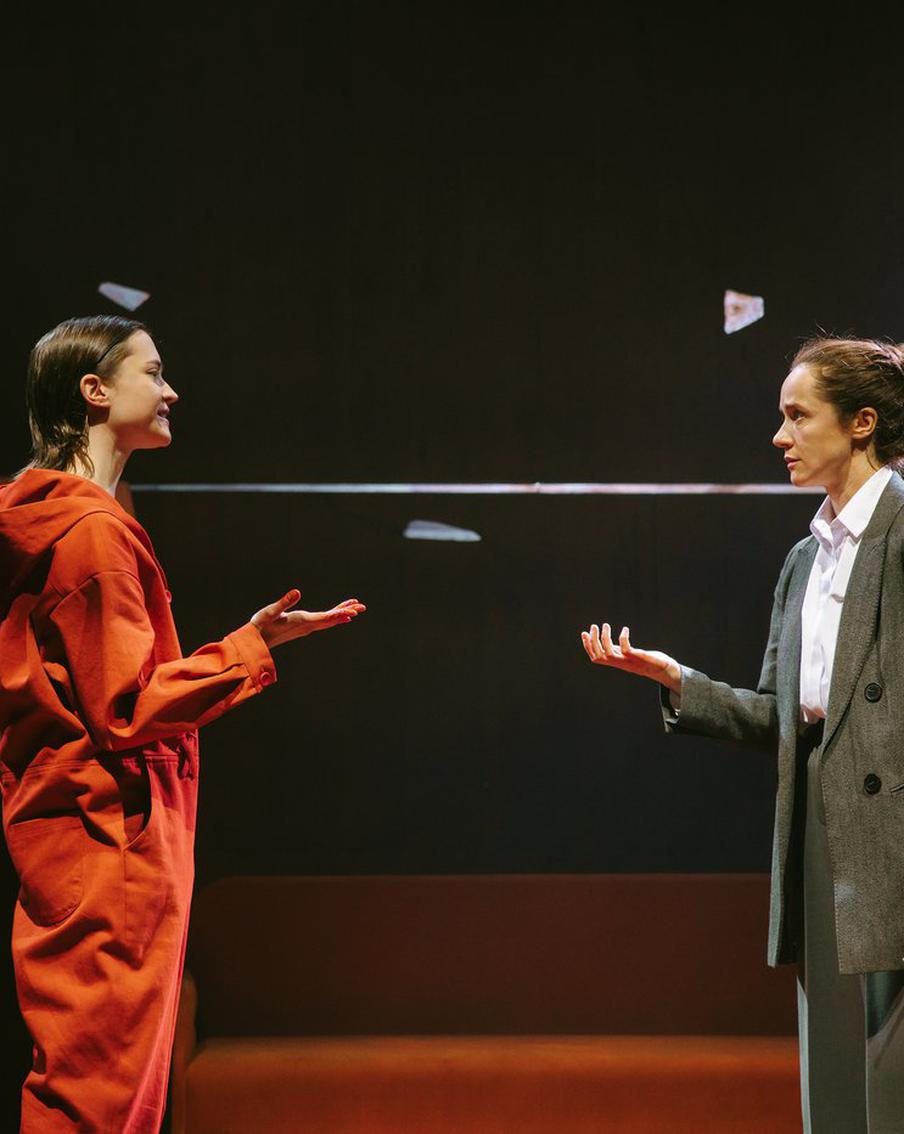 Космическая пыль замела Театр наций. В театре под руководством Евгения Миронова премьера — спектакль о семейной психотерапии "Сато"