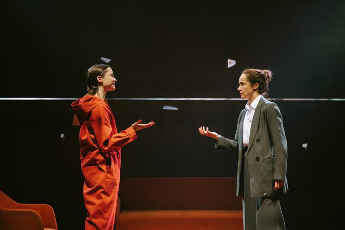 Космическая пыль замела Театр наций. В театре под руководством Евгения Миронова премьера — спектакль о семейной психотерапии "Сато"