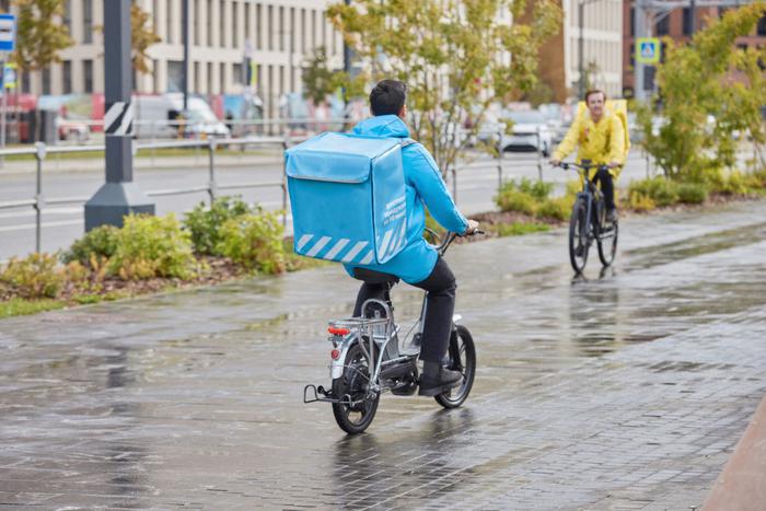 Столичные курьеры рассказали, что помогают окружающим не только с доставкой