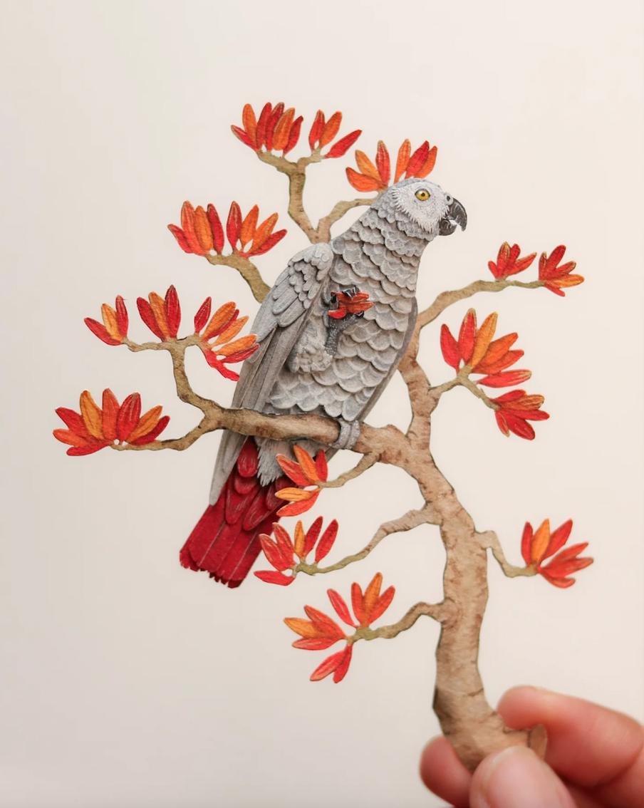 Художники создали реалистичные фигурки попугаев, чтобы помочь этим птицам