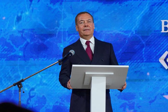 Медведев сравнил удары Киева по насосной станции с укусами бешеного животного