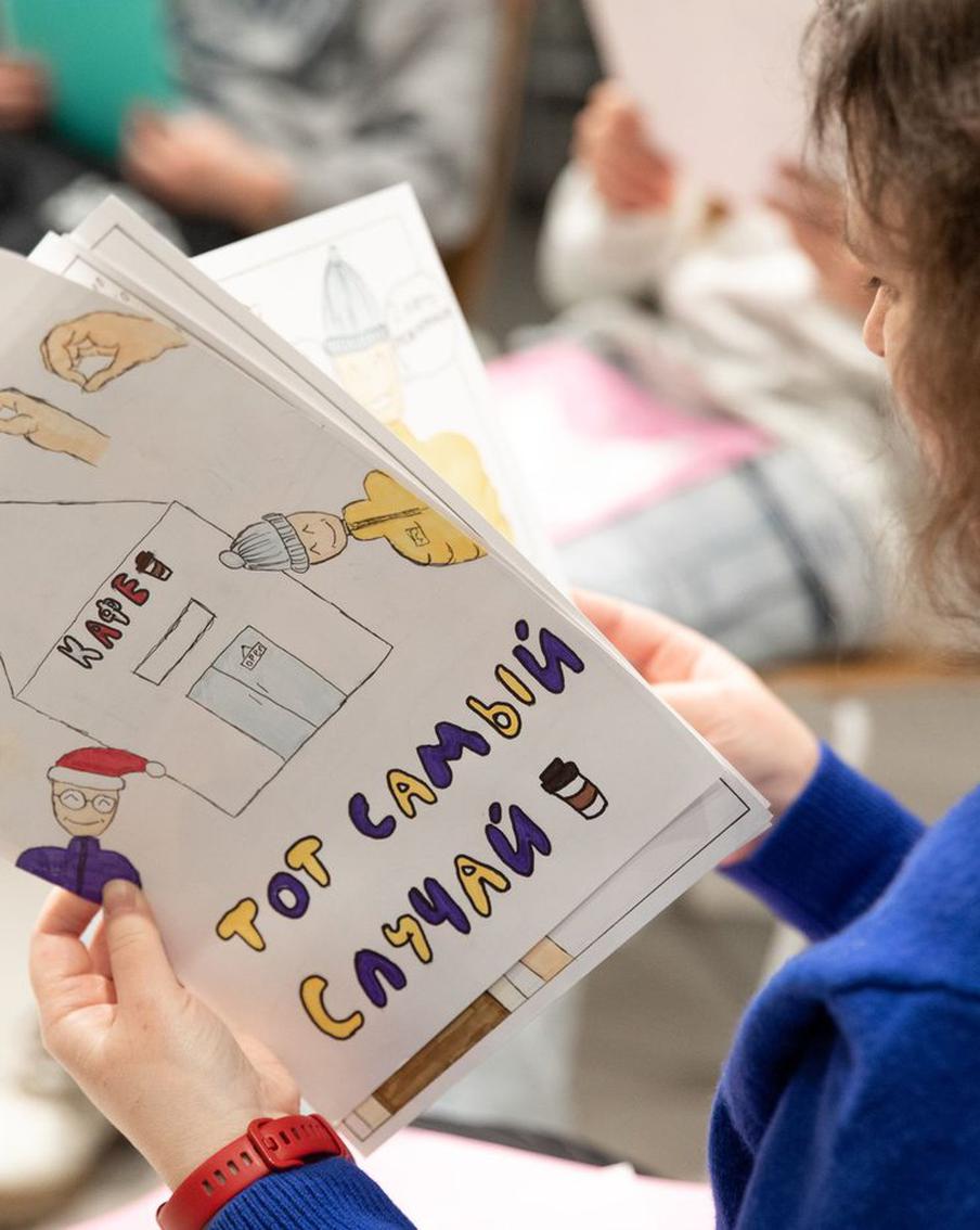 Истории глухих и слабослышащих подростков в их комиксах не хуже, чем у Супермена