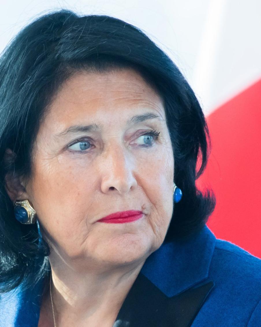 Зурабишвили закидали яйцами в Тбилиси