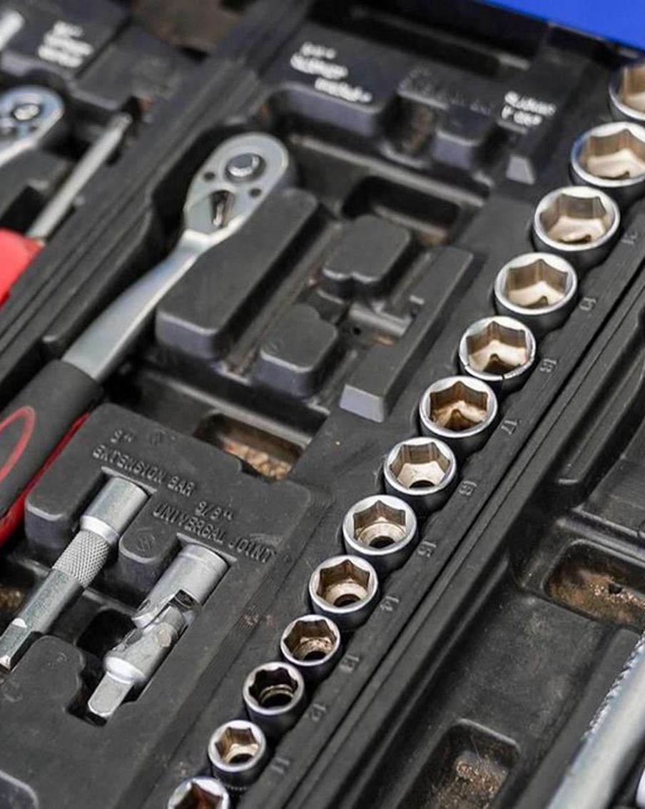 Управляющий столичным сервисом помогает ремонтировать технику в зоне СВО