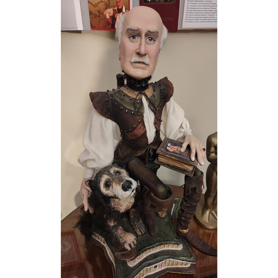 Статуэтка Владимира Зельдина в образе Дон Кихота, созданная его коллегой по театру, актёром и режиссёром Сергеем Смирновым. Рядом его любимый пёс Борис Николаевич, который тоже прожил долгую жизнь – почти 20 лет.