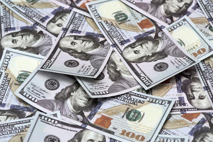 Доллар ослабил позиции на внебиржевом рынке России